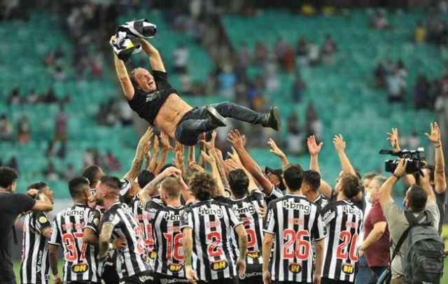 皇冠体育在线-米涅罗时隔50年巴甲夺冠！山东旧帅抱上海旧将大腿