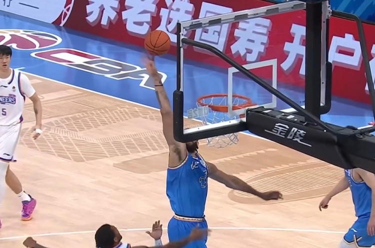 皇冠体育入口-跳着探戈扣了~麦基突破转身单臂暴扣后再送飞天大帽 哈姆雷特抱怨